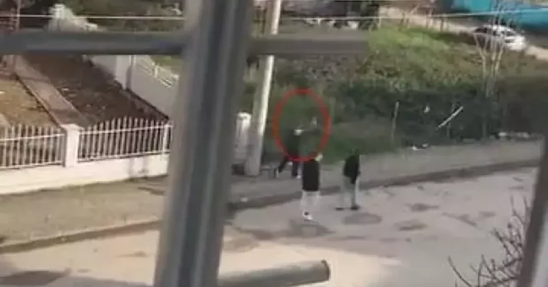 Sokak ortasında havaya ateş eden çocuk kamerada