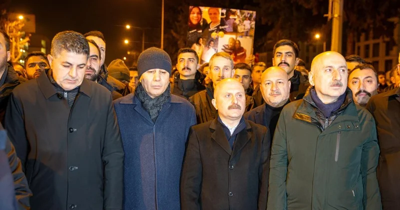 Bakan Yerlikaya depremde hayatını kaybedenler için düzenlenen sessiz yürüyüş e katıldı