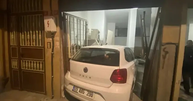 Acemi sürücü yokuşu inemedi: Fren yerine gaza basıp depoya daldı VİDEO İZLE