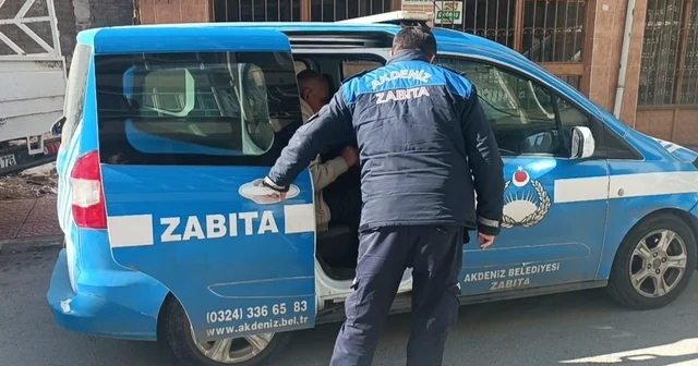 Yangında evi kullanılamaz hale gelen vatandaş otele yerleştirildi Mersin de yangın mağduruna Akdeniz Belediyesi sahip çıktı Mersin Haberleri