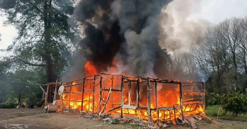 Hasır ev alevlere teslim oldu