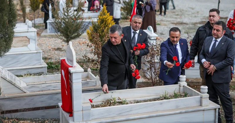 Özgür Özel, deprem bölgesinde: Tayyip Bey Suudi Arabistan da prensle kucaklaşmaya gitti, asıl deprem turistinin kimler olduğunu görüyorsunuz