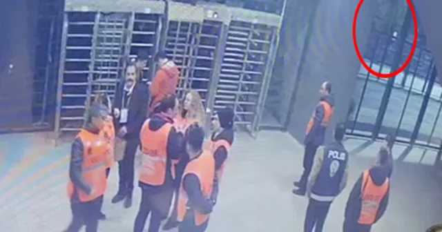 Kocaelispor Beşiktaş maçında taraftarın tribünden düştüğü anlar kamerada Kocaeli Haberleri