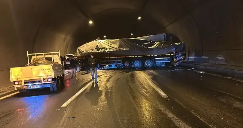 İzmir Aydın Otoyolu’nda zincirleme kaza: Araçlarda hasarlar oluştu İzmir Haberleri