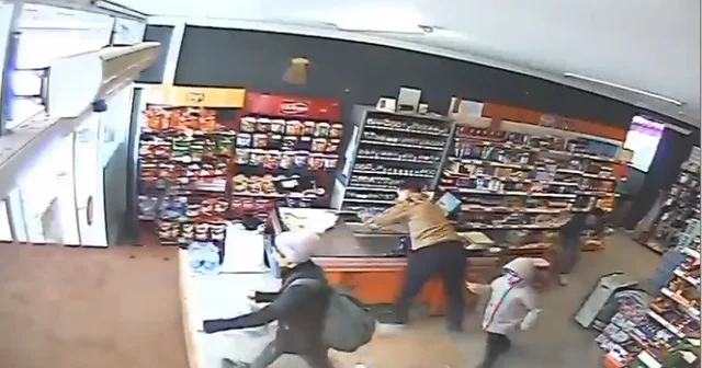 Kemah taki deprem paniği marketin güvenlik kamerasına yansıdı Erzincan Haberleri