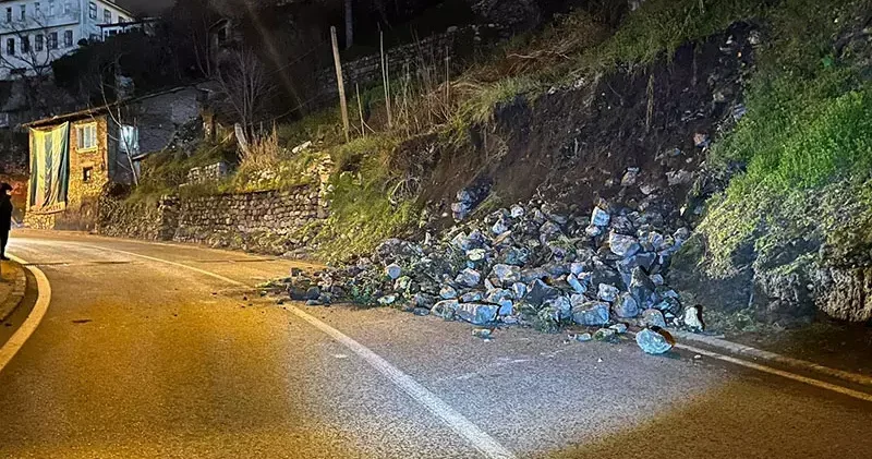 Bursa’da istinat duvarı çöktü; yol çift yönlü trafiğe kapatıldı