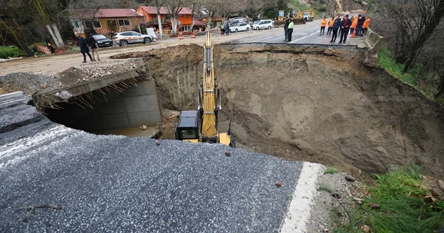 Selçuk Ortaklar yolu çöktü, yol ulaşıma tamamen kapandı İzmir Haberleri
