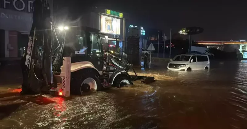Bodrum da yağış hayatı felç etti: Yollar kapandı, ev ve iş yerlerini su bastı