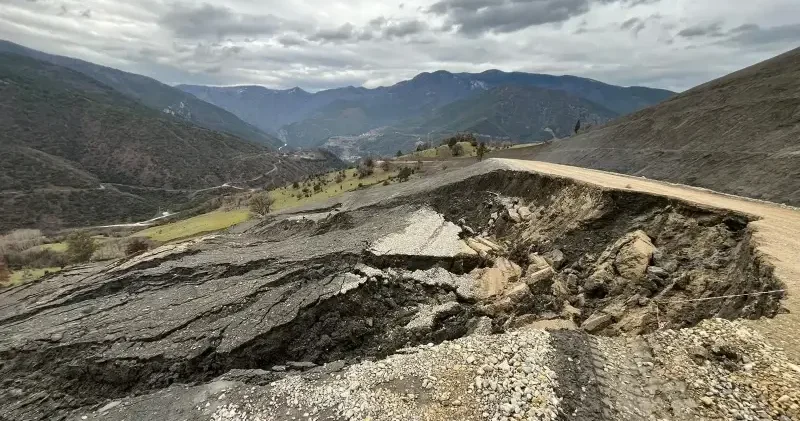 Karabük te heyelan: Bir köy yolu ulaşıma kapandı Karabük Haberleri