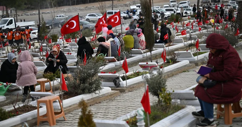 Depremlerde yakınlarını kaybedenler kabirleri ziyaret ediyor