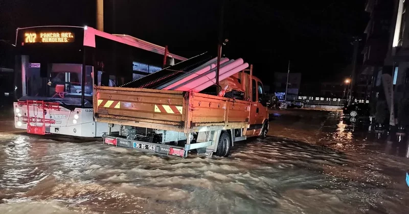 İzmir ve Muğla da feci manzara: Fırtına, sel, şiddetli sağanak! 2 kişi hayatını kaybetti