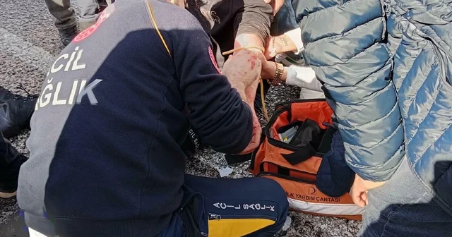 Muğla da ambulans devrildi; paramedik yaralandı Muğla Haberleri