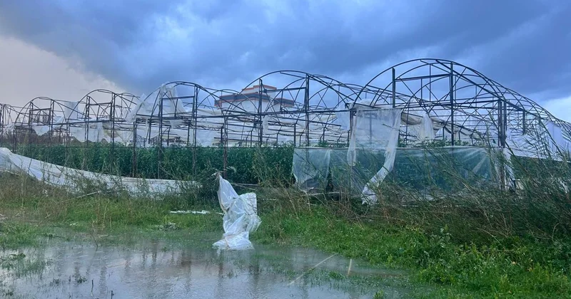 Antalya da hortum seraları uçurdu, sel yolları kapattı