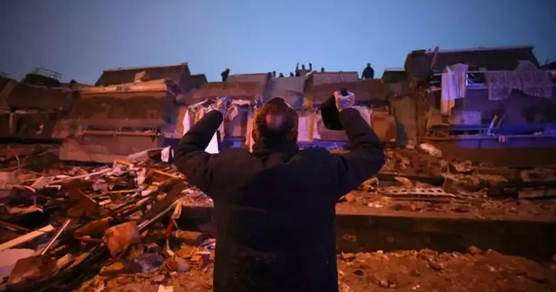 6 Şubat 04.17... Türkiye nin kare kare unutamayacağı felaket....