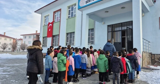 Ağrı da okullarda 6 Şubat depremleri için saygı duruşu Ağrı Haberleri