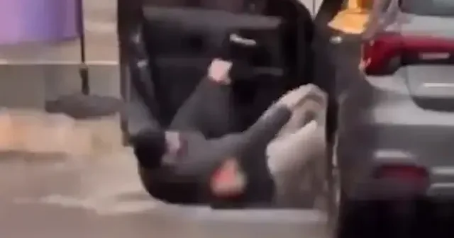 İzmir de aracına ıslanmadan binmek isteyen vatandaş suya düştü VİDEO İZLE