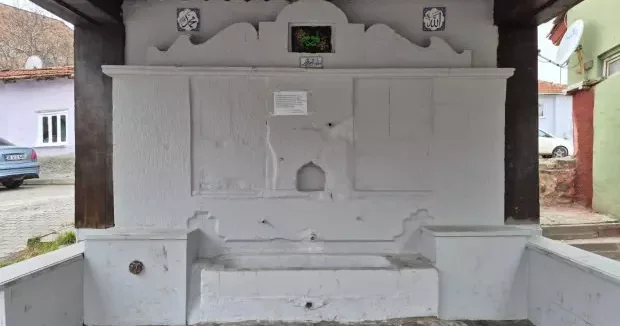 Eskişehir haberleri Yer: Eskişehir! Tarihi çeşmede çirkin olay: Muhtar çareyi yazı asmakta buldu 06 Şubat 2026