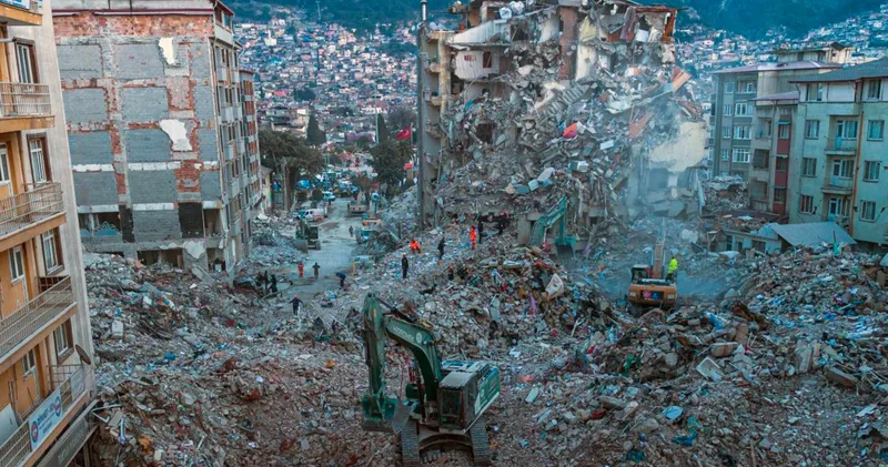 Tülay Hatimoğulları: Depremzedeye müşteri muamelesi yapıyorlar, biten konutların anahtarını teslim ederken boş kağıda imza attırıyorlar