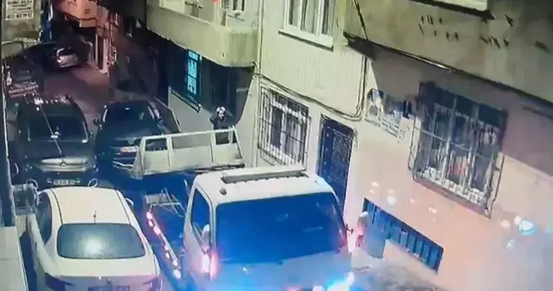 Esenler’de otomobilin yüklendiği çekici yokuştan kayıp 13 araca çarptı