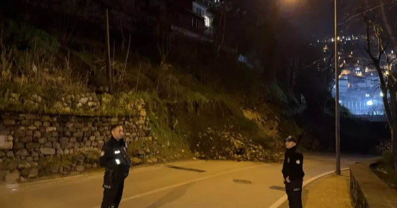 Bursa da heyelan: Tophane Muradiye yolu ulaşıma kapandı