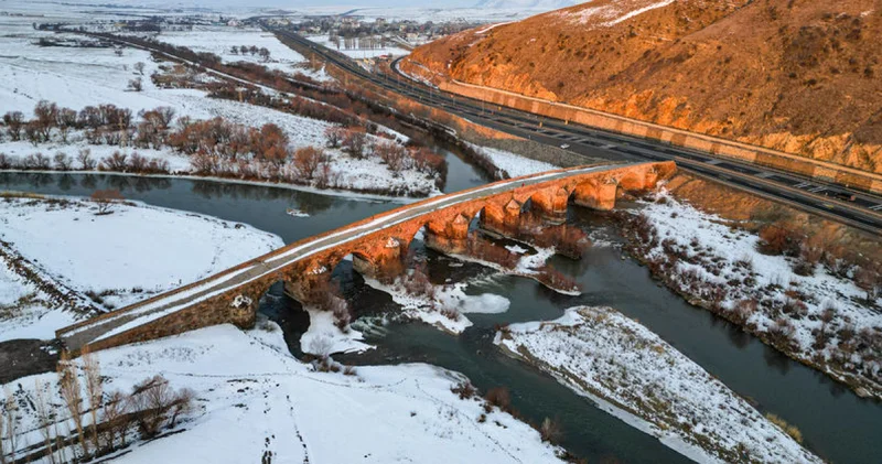 Erzurum da çevresi karla kaplanan 728 yıllık tarihi köprü güzel görüntü oluşturdu
