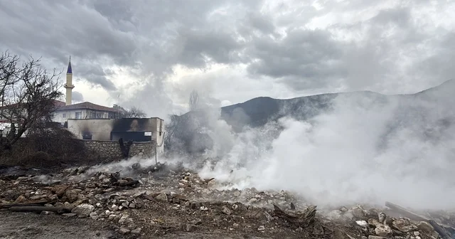 Karabük te 4 ev, ahır ve traktör yandı, 2 büyükbaş öldü Karabük Haberleri