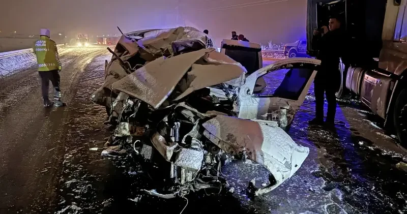 Erzurum da tır ile SUV tipi araç çarpıştı: Dört kişi hayatını kaybetti Gündem Haberleri