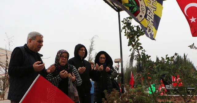 Fenerbahçe bayrakları asılan mezarlıkta ağabeyini andı; enkazdan boynunda takımının atkısıyla çıktı Adana Haberleri