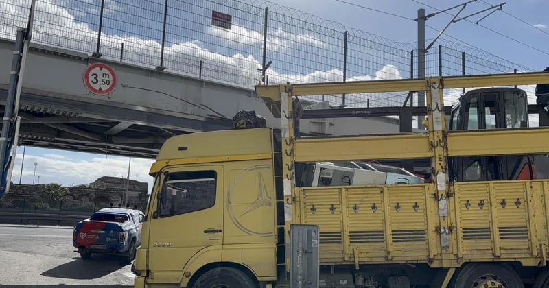 Fatih te üst geçide tır çarptı