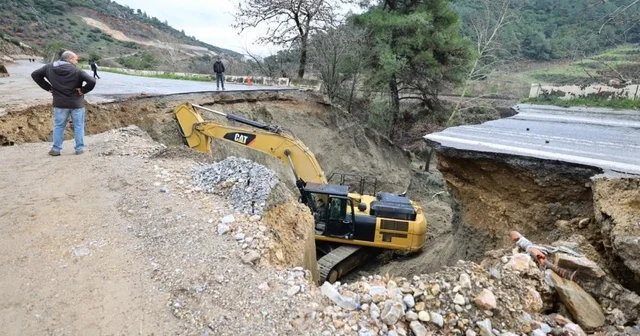 Aydın sınırında çöken yol ulaşıma kapandı Aydın Haberleri