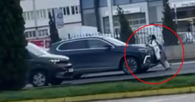 Yola çıkan kadının araçların önüne geçip trafiği durdurduğu anlar kamerada Bursa Haberleri
