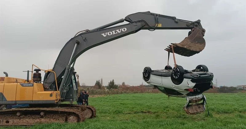 İzmir de sel felaketi! Köprüde sele kapılan araçtaki iki kişi öldü, 1 kişi kayıp Sözcü Gazetesi