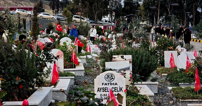 Hatay da depremlerin üçüncü yıl dönümünde hüzünlü anma