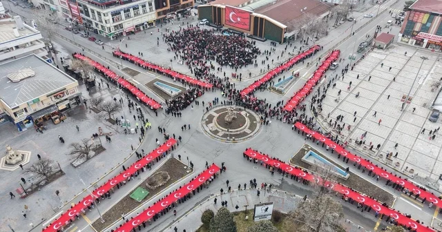 Erzincan da on binlerce kişi İstiklal Bayrakla, İstikbal Maarifle yürüyüşünde tek yürek oldu Erzincan Haberleri