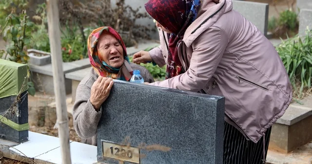 Gaziantep te depremde ölenlerin mezarları başında hüzün; yakınları karanfil bıraktı Gaziantep Haberleri