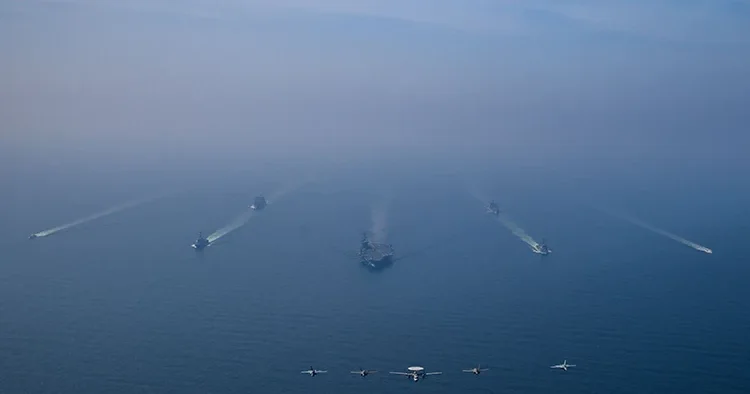 ABD den gövde gösteri! Uçak gemisi grubunun fotoğraflarını paylaştı