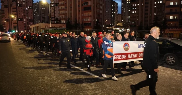 Asrın felaketi nin 3. yılında Kayseri de sessiz yürüyüş 12 bin vatandaşla mahalle tahliye tatbikatı gerçekleştirildi Kayseri Haberleri