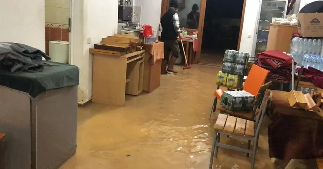 İşyerine su basan esnaf Datça Belediyesi ne tepki gösterdi Muğla Haberleri