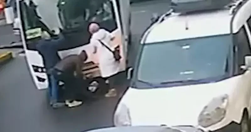 Midibüsün çarptığı kadın yaralandı; kaza kamerada