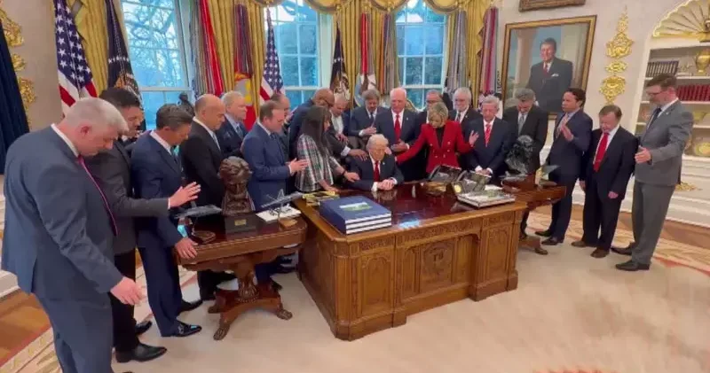 Beyaz Saray da Trump için dua ettiler