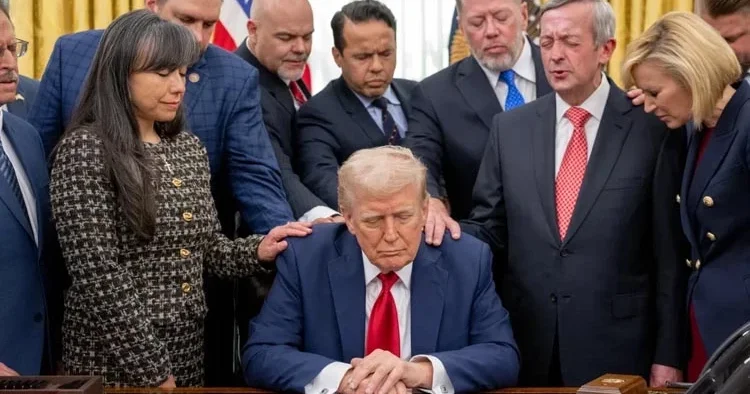 Beyaz Saray da dua seansı: Papazlar Trump için geldi