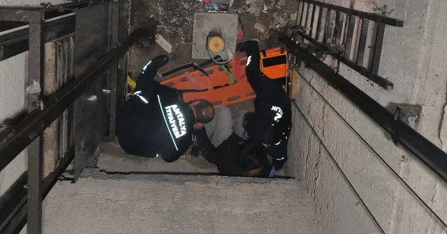 Arızalanan asansörü kontrol etmek isterken asansör boşluğuna düştü Yaşlı adam, itfaiye ekiplerince bulunduğu yerden kurtarıldı Antalya Haberleri