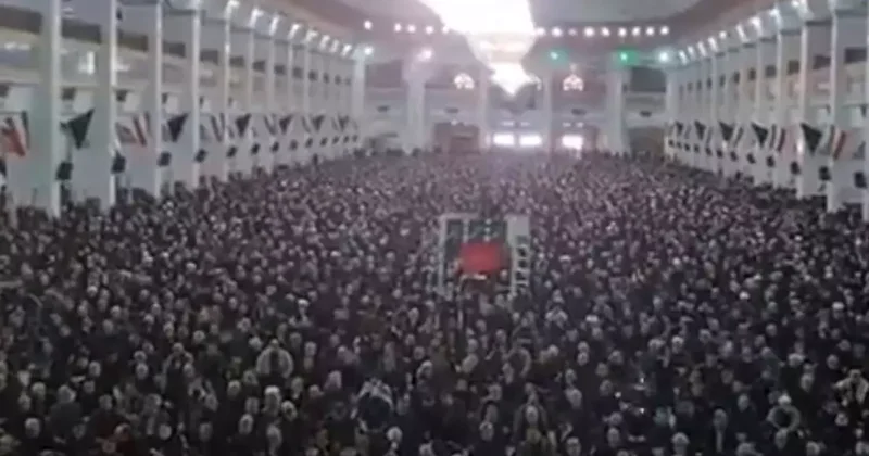 Tebriz de binlerce kişinin katılımıyla cuma namazı kılındı