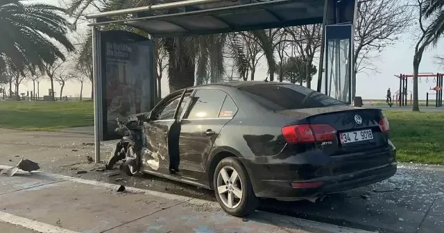 Kartal da hafriyat kamyonuna çarpan araç durağa daldı: 2 yaralı VİDEO İZLE