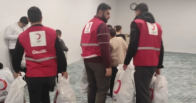 Türk Kızılay Baskil Şubesi nden Kur an kursu öğrencilerine kıyafet desteği Elazığ Haberleri