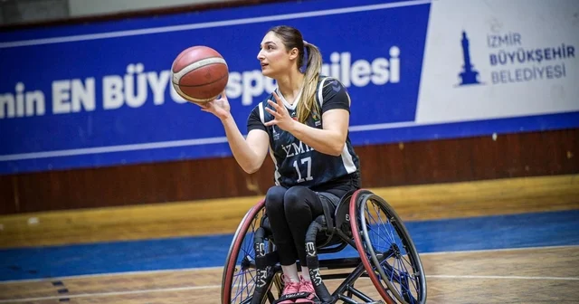 Parkede azmin ve mücadelenin simgesi: Medine Alper Geçirdiği kaza sonucu tekerlekli sandalyede yaşamına devam eden Medine Alper, spor sayesinde hayata tutundu İzmir Haberleri