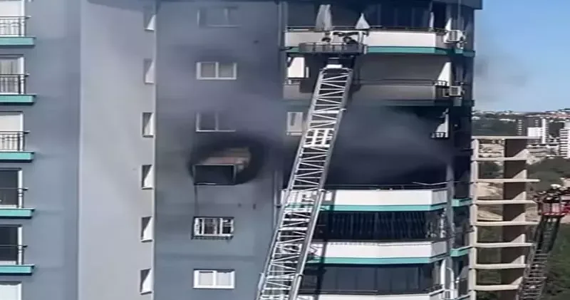 Baba ile bebeğinin kurtarıldığı yangını, komşuları çıkarmış