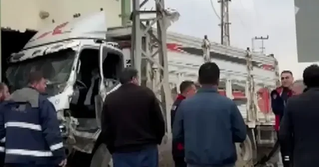 Iğdır’da kamyonet ile otomobil çarpıştı, iki sürücü yaralandı VİDEO İZLE