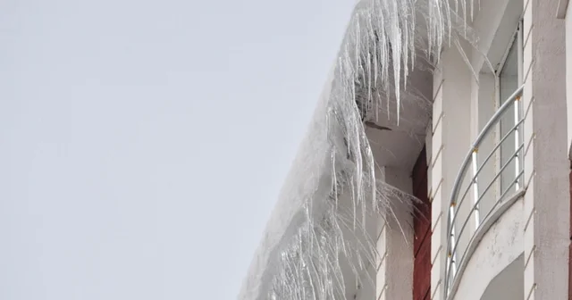 Kars ta çatılardaki buz sarkıtları tehlike oluşturuyor Kars Haberleri
