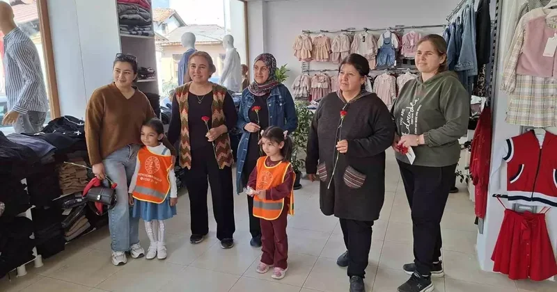 Köyceğiz’de minik öğrencilerden kadınlara anlamlı jest